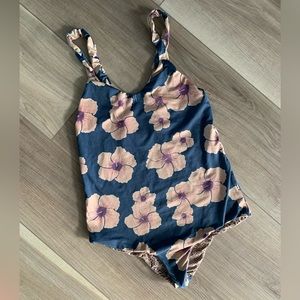 ACACIA SABA ONE PIECE IN HIBISCUS